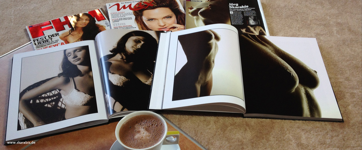 Bildbände, Magazine und Kaffeetasse